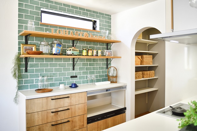 カップボード廻りにもアクセントを 埼玉で注文住宅 建て替え 新築のlohasta Home ロハスタホーム